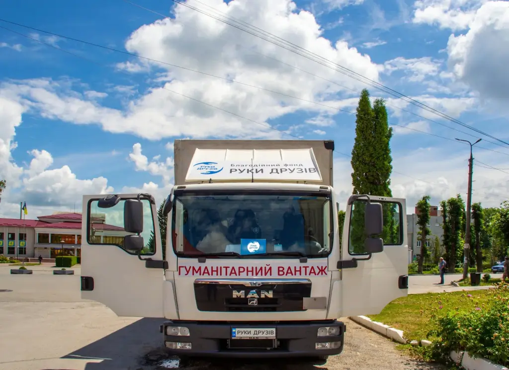 Вантажівка фонду «Руки друзів» з написом «Гуманітарний вантаж» на міській площі