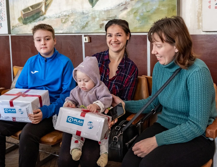 Родина з дітьми отримує пакунки цільової гуманітарної допомоги